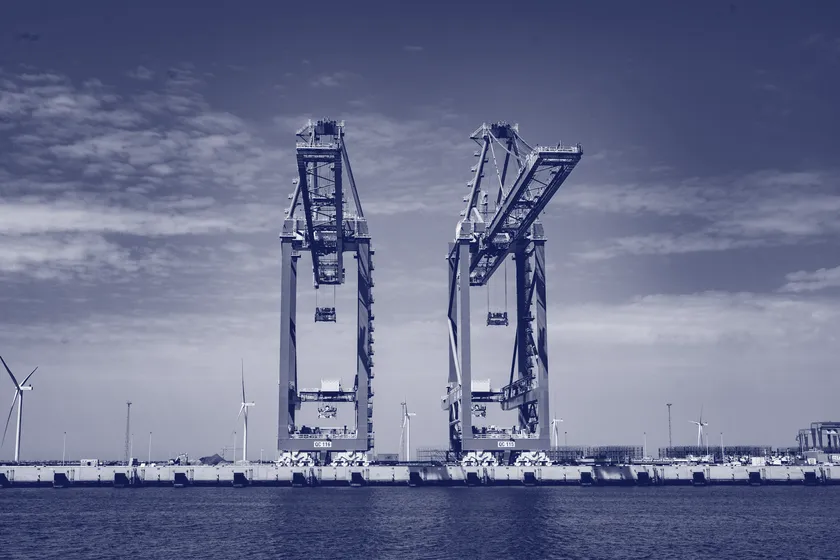 Dos grúas pórtico en una terminal de contenedores