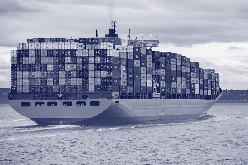 Portacontenedores cargado en navegación
